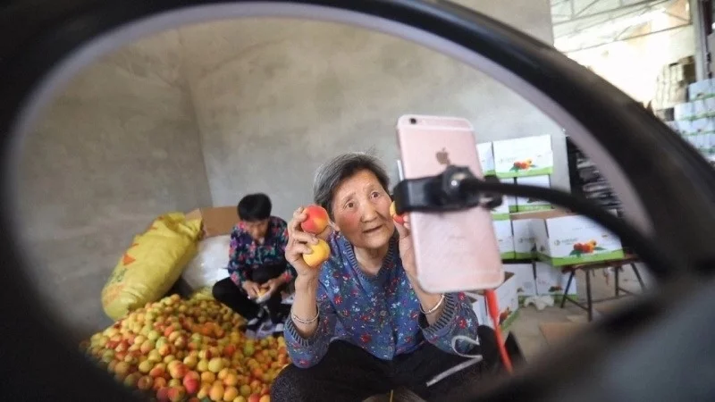 Con người hiện đại ở mọi lứa tuổi nay đã cởi mở hơn với mạng xã hội
